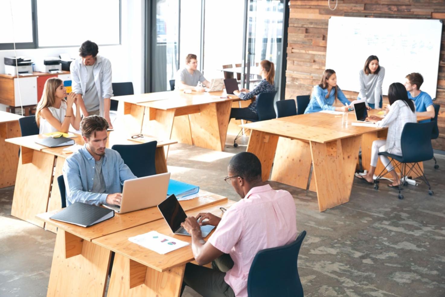 Equipo de Qorthane Blyzen trabajando en análisis financiero para clientes en Neuquén