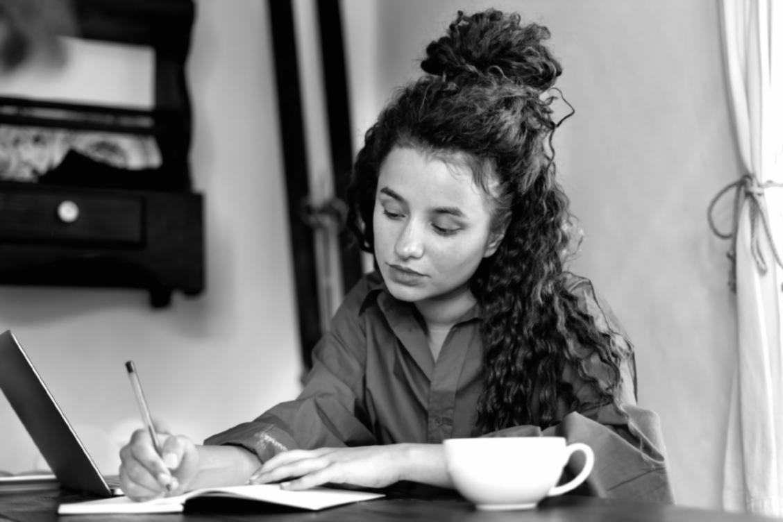 Espacio de trabajo profesional para análisis financiero y sesiones de formación